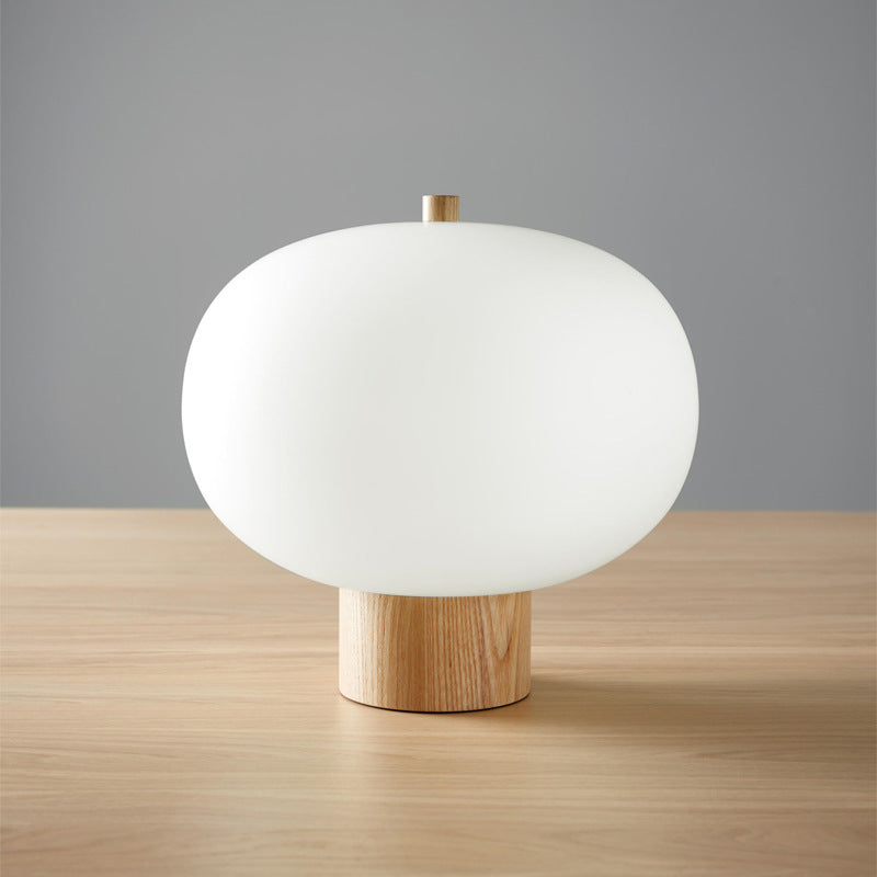 Mimeji – minimalistische Beistelllampe aus Milchglas